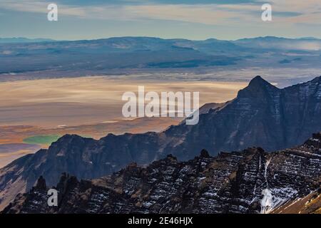 Blick über die Alvord-Wüste und das Tal unterhalb des Steens Mountain, Oregon, USA Stockfoto