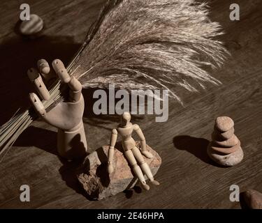 Innere Balance im Leben finden. Ziegelstein. Zen-Pyramide. Vintage, Retro Grunge Arrangement auf dunklem Holz, monochromatisches Stillleben. Stockfoto