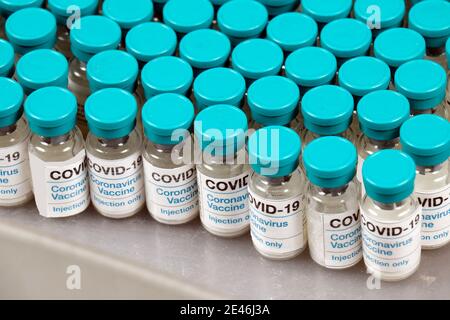 Covid-19 Impfstofffläschchen für Viren in der Pharmaindustrie im Labor Regal Stockfoto
