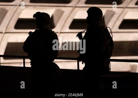 Washington, USA. Januar 2021. Mitglieder der Nationalgarde stehen Wache in einer DC U-Bahn-Station am 20. Januar 2021. (Foto von Dominick Sokotoff/Sipa USA) Quelle: SIPA USA/Alamy Live News Stockfoto