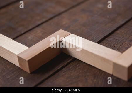 Hintergrund Holz braun gibt es aus Holz Rechtecke, angeordnet in einer bestimmten Reihenfolge im Stil des Minimalismus Stockfoto