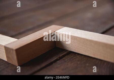 Hintergrund Holz braun gibt es aus Holz Rechtecke, angeordnet in einer bestimmten Reihenfolge im Stil des Minimalismus Stockfoto
