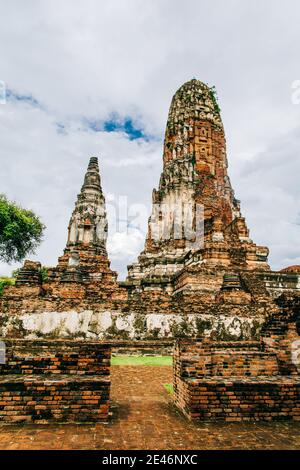 Vertikale Aufnahme des Wat Phra RAM Tempels im Stadt Ayutthaya in Thailand Stockfoto