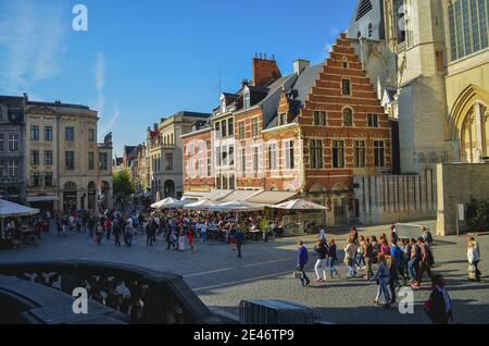 LEUVEN, BELGIEN - 25. Nov 2019: Bild vom Grote Markt in Leuven mit Gruppen von Menschen, die in Sonnentag spazieren und typisch belgische Häuser Stockfoto