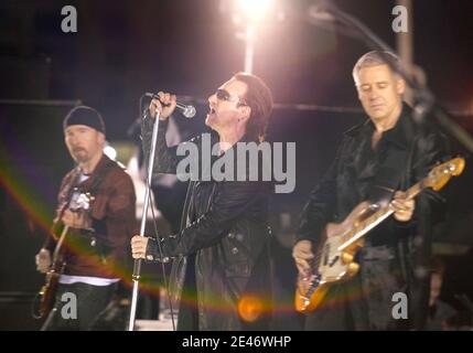 Bono und U2 spielen 2004 Live From Under the Brooklyn Bridge. Stockfoto