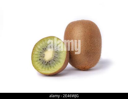 Reife Kiwi und halbgeschnittene Kiwi-Früchte auf Weiß isoliert Hintergrund Stockfoto