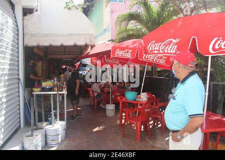 Cancun, Mexiko. Januar 2021. (INT) Bewegung auf einem Flohmarkt in Cancun. 21. Januar 2021, Cancun, Mexiko: Ein Flohmarkt am Boulevard Kukulcan, Zona das Hotelera in Cancun bietet vielen Touristen mexikanische Souvenirs und auch kleine Restaurants, in denen mexikanische Speisen wie Tacos, Quesadillas und so weiter serviert werden.Kredit: Niyi Fote /Thenews2. Quelle: Niyi Fote/TheNEWS2/ZUMA Wire/Alamy Live News Stockfoto