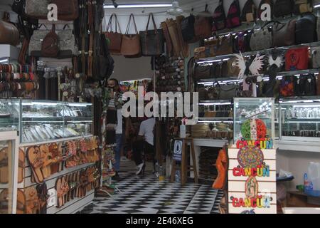 Cancun, Mexiko. Januar 2021. (INT) Bewegung auf einem Flohmarkt in Cancun. 21. Januar 2021, Cancun, Mexiko: Ein Flohmarkt am Boulevard Kukulcan, Zona das Hotelera in Cancun bietet vielen Touristen mexikanische Souvenirs und auch kleine Restaurants, in denen mexikanische Speisen wie Tacos, Quesadillas und so weiter serviert werden.Kredit: Niyi Fote /Thenews2. Quelle: Niyi Fote/TheNEWS2/ZUMA Wire/Alamy Live News Stockfoto