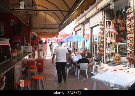 Cancun, Mexiko. Januar 2021. (INT) Bewegung auf einem Flohmarkt in Cancun. 21. Januar 2021, Cancun, Mexiko: Ein Flohmarkt am Boulevard Kukulcan, Zona das Hotelera in Cancun bietet vielen Touristen mexikanische Souvenirs und auch kleine Restaurants, in denen mexikanische Speisen wie Tacos, Quesadillas und so weiter serviert werden.Kredit: Niyi Fote /Thenews2. Quelle: Niyi Fote/TheNEWS2/ZUMA Wire/Alamy Live News Stockfoto