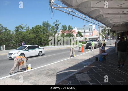 Cancun, Mexiko. Januar 2021. (INT) Bewegung auf einem Flohmarkt in Cancun. 21. Januar 2021, Cancun, Mexiko: Ein Flohmarkt am Boulevard Kukulcan, Zona das Hotelera in Cancun bietet vielen Touristen mexikanische Souvenirs und auch kleine Restaurants, in denen mexikanische Speisen wie Tacos, Quesadillas und so weiter serviert werden.Kredit: Niyi Fote /Thenews2. Quelle: Niyi Fote/TheNEWS2/ZUMA Wire/Alamy Live News Stockfoto