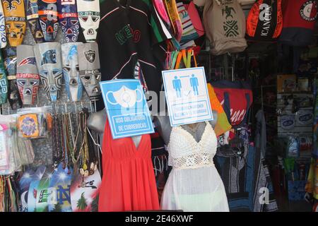 Cancun, Mexiko. Januar 2021. (INT) Bewegung auf einem Flohmarkt in Cancun. 21. Januar 2021, Cancun, Mexiko: Ein Flohmarkt am Boulevard Kukulcan, Zona das Hotelera in Cancun bietet vielen Touristen mexikanische Souvenirs und auch kleine Restaurants, in denen mexikanische Speisen wie Tacos, Quesadillas und so weiter serviert werden.Kredit: Niyi Fote /Thenews2. Quelle: Niyi Fote/TheNEWS2/ZUMA Wire/Alamy Live News Stockfoto