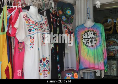 Cancun, Mexiko. Januar 2021. (INT) Bewegung auf einem Flohmarkt in Cancun. 21. Januar 2021, Cancun, Mexiko: Ein Flohmarkt am Boulevard Kukulcan, Zona das Hotelera in Cancun bietet vielen Touristen mexikanische Souvenirs und auch kleine Restaurants, in denen mexikanische Speisen wie Tacos, Quesadillas und so weiter serviert werden.Kredit: Niyi Fote /Thenews2. Quelle: Niyi Fote/TheNEWS2/ZUMA Wire/Alamy Live News Stockfoto