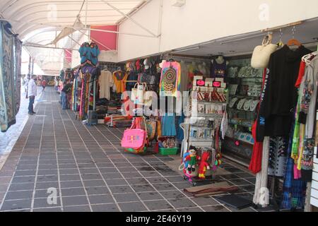 Cancun, Mexiko. Januar 2021. (INT) Bewegung auf einem Flohmarkt in Cancun. 21. Januar 2021, Cancun, Mexiko: Ein Flohmarkt am Boulevard Kukulcan, Zona das Hotelera in Cancun bietet vielen Touristen mexikanische Souvenirs und auch kleine Restaurants, in denen mexikanische Speisen wie Tacos, Quesadillas und so weiter serviert werden.Kredit: Niyi Fote /Thenews2. Quelle: Niyi Fote/TheNEWS2/ZUMA Wire/Alamy Live News Stockfoto