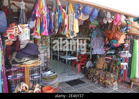 Cancun, Mexiko. Januar 2021. (INT) Bewegung auf einem Flohmarkt in Cancun. 21. Januar 2021, Cancun, Mexiko: Ein Flohmarkt am Boulevard Kukulcan, Zona das Hotelera in Cancun bietet vielen Touristen mexikanische Souvenirs und auch kleine Restaurants, in denen mexikanische Speisen wie Tacos, Quesadillas und so weiter serviert werden.Kredit: Niyi Fote /Thenews2. Quelle: Niyi Fote/TheNEWS2/ZUMA Wire/Alamy Live News Stockfoto