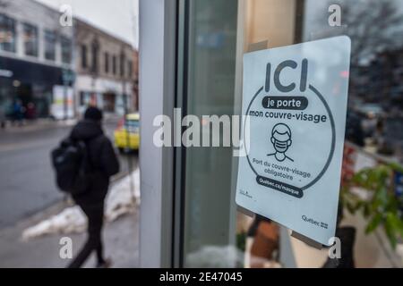 Montreal, CA - 14. Januar 2021: Beschilderung, die besagt, dass nicht-medizinische Masken oder Gesichtsbedeckungen erforderlich sind, um den Laden zu betreten Stockfoto