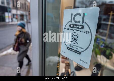 Montreal, CA - 14. Januar 2021: Beschilderung, die besagt, dass nicht-medizinische Masken oder Gesichtsbedeckungen erforderlich sind, um den Laden zu betreten Stockfoto