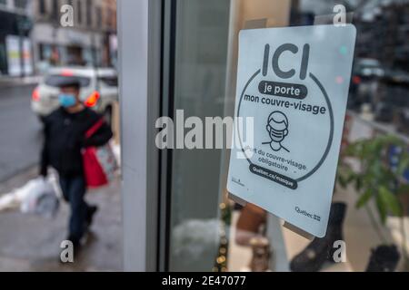 Montreal, CA - 14. Januar 2021: Beschilderung, die besagt, dass nicht-medizinische Masken oder Gesichtsbedeckungen erforderlich sind, um den Laden zu betreten Stockfoto