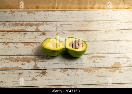 Frische Avocado in zwei Hälften geschnitten Stockfoto