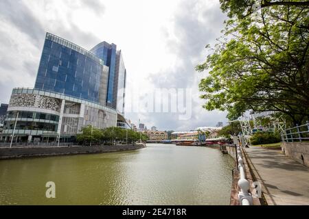 Die Flussansicht des Clarke Quay von der Coleman Brücke. Ein historischer Kai am Flussufer, gelegen im Singapore River Planning Gebiet. Stockfoto