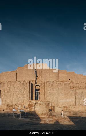 AHWAZ, IRAN - Jul 09, 2018: Chogha Zanbil ist ein alter Elamiten-Komplex in der Provinz Khuzestan im Iran. Es ist einer der wenigen vorhandenen Zigguraten heraus Stockfoto