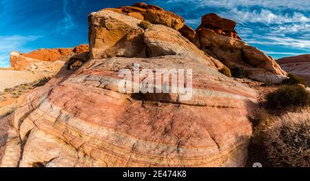 Gestreifter Sandstein Slick Rock und Gewitterbogen, Valley of Fire State Park, Nevada, USA Stockfoto