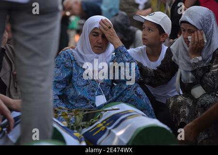 SREBRENICA, BOSNIEN UND HERZEGOWINA - 11. Jul 2018: Die Mutter von Srebrenica weint nach ihrem Sohn, der 1995 während der Aggression auf getötet wurde Stockfoto