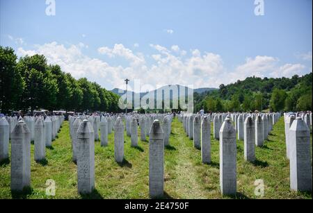 SREBRENICA, BOSNIEN UND HERZEGOWINA - 11. Jul 2018: Grabsteine für Tausende von Zivilisten, die in Srebrenica getötet wurden, Opfer des Völkermordes von 1995 Stockfoto