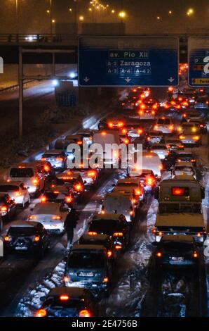 MADRID, SPANIEN - 08. Januar 2021: Madrid, Spanien - 8. Januar 2021: Stau auf der Autobahn A1 in Las Tablas, Madrid, Spanien während eines schweren Schneesturm verursacht b Stockfoto