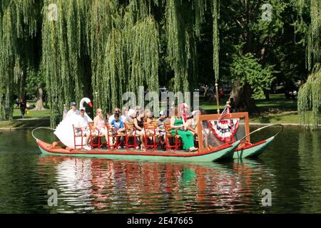 Ein Schwanenboot auf der Lagune im Public Garden an einem Sommertag in Boston, Massachusetts, USA. Stockfoto