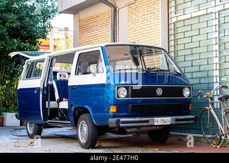 Gabbice Mare, Italien - 07. September 2019. Minibus mit offenen Türen in der Nähe von Backsteinhaus geparkt. Scale-Modell Volkswagen Transporter T1, Volkswagen T1 Stockfoto