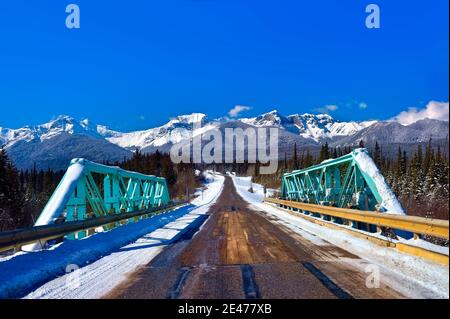 Ein Landschaftsbild der schneebedeckten Rocky Mountains und der Autobahn nach Brule Alberta Canada. Stockfoto