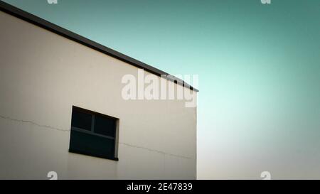 KA, IRAN - 30. Aug 2020: Ein schwarzes Fenster in weißer Wand Stockfoto