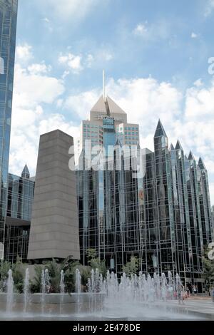 Die Brunnen am PPG Platz vor dem PPG Industries Gebäude an einem Sommertag in der Innenstadt von Pittsburgh, Pennsylvania, USA. Stockfoto