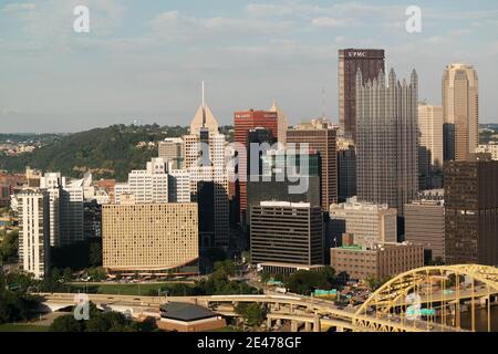 Die Skyline von Pittsburgh, Pennsylvania, USA, mit der Fort Pitt Bridge im Vordergrund. Stockfoto