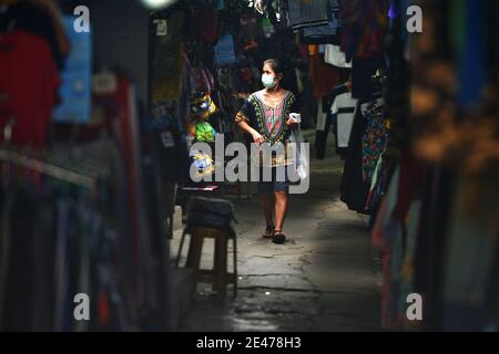 Peking, Thailand. Januar 2021. Eine Frau mit Gesichtsmaske geht in einem Bekleidungsmarkt in Bangkok, Thailand, 21. Januar 2021. Quelle: Rachen Sageamsak/Xinhua/Alamy Live News Stockfoto