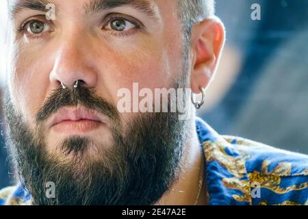 Spanien Valencia Hispanic Ciutat Vella Hispanic Mann junge Erwachsene Nase Ohr Körper Piercing Tragen Schmuck Bart Schnurrbart Gesichtshaar Stockfoto