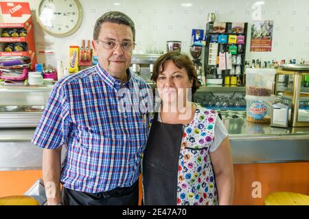 Spanien Valencia Hispanic Trinitat Bar Click Restaurant Nachbarschaft Casual Cafe Mann Frau Paar Mann Frau reife Erwachsene Kleinunternehmen Eigentümer Eigentümer Stockfoto