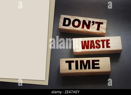 Verschwenden Sie keine Zeit auf Holzblöcke. Persönliches Karrierekonzept. Stockfoto