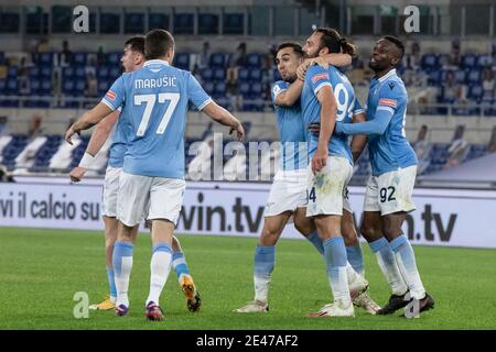 Rom, Italien. 21. Jan, 2021. Spieler der SS Lazio feiern ein Tor während der italienischen Cup-Spiel zwischen SS Lazio und Parma im Stadio Olimpico.(Endstand; SS Lazio 2:1 Parma) Credit: SOPA Images Limited/Alamy Live News Stockfoto