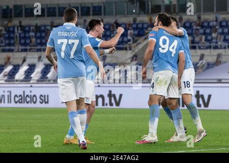 Rom, Italien. 21. Jan, 2021. Spieler der SS Lazio feiern ein Tor während der italienischen Cup-Spiel zwischen SS Lazio und Parma im Stadio Olimpico.(Endstand; SS Lazio 2:1 Parma) Credit: SOPA Images Limited/Alamy Live News Stockfoto