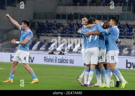 Rom, Italien. 21. Jan, 2021. Spieler der SS Lazio feiern ein Tor während der italienischen Cup-Spiel zwischen SS Lazio und Parma im Stadio Olimpico.(Endstand; SS Lazio 2:1 Parma) Credit: SOPA Images Limited/Alamy Live News Stockfoto