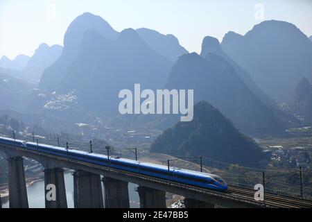 Eine Luftaufnahme eines Zuges von Fuxing Hao, einer Reihe von Hochgeschwindigkeitszügen und Hochgeschwindigkeitszügen der EMU, die auf der Schiene in Guilin, südwestlich von China,¯s Gua fahren Stockfoto