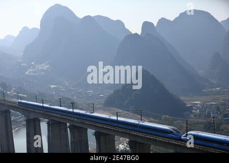 Eine Luftaufnahme eines Zuges von Fuxing Hao, einer Reihe von Hochgeschwindigkeitszügen und Hochgeschwindigkeitszügen der EMU, die auf der Schiene in Guilin, südwestlich von China,¯s Gua fahren Stockfoto