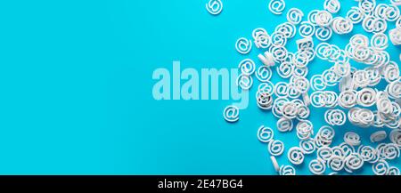 Haufen weißer E-Mail an Symbolen auf cyanfarbenem Hintergrund Banner flach Lay Draufsicht von oben, kontaktieren Sie uns oder Kommunikationskonzept, 3D-Illustration mit Kopie Stockfoto