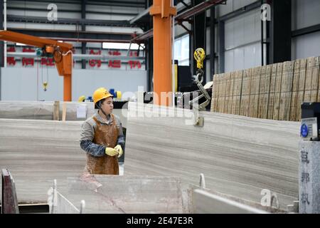 Ein Arbeiter verarbeitet Steine in einer lokalen Steinfabrik, Qianxinan Buyei und Miao Autonome Präfektur, Südwestchina¯Provinz Guizhou, 21. Januar 202 Stockfoto