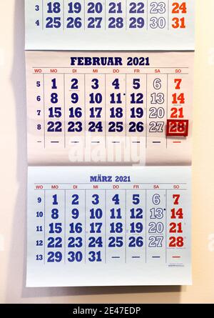 Leipzig, Deutschland. Januar 2021. Ein Kalender mit den Blättern von Februar und März 2021 hängt in einem Büro. Nicht ein Tag zu viel, nicht ein Tag zu wenig: Im Jahr 2021, Februar ist unübertroffen in Perfektion. Die vier Kalenderwochen passen wie angegossen. Es beginnt an einem Montag, endet an einem Sonntag. (To dpa 'What makes February so perfect this year') Credit: Jan Woitas/dpa-Zentralbild/dpa/Alamy Live News Stockfoto