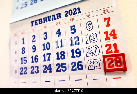 Leipzig, Deutschland. Januar 2021. Ein Kalender mit dem Blatt des Monats Februar 2021 hängt in einem Büro. Nicht ein Tag zu viel, nicht ein Tag zu wenig: Im Jahr 2021, Februar ist unübertroffen in Perfektion. Die vier Kalenderwochen passen wie angegossen. Es beginnt an einem Montag, endet an einem Sonntag. (To dpa 'What makes February so perfect this year') Credit: Jan Woitas/dpa-Zentralbild/dpa/Alamy Live News Stockfoto