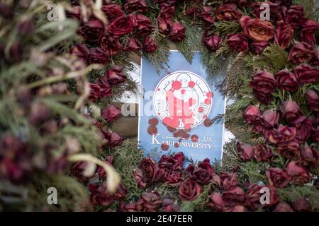 Kabul, Afghanistan. Januar 2021. Vor einem Gebäude an der Fakultät für Politik und Verwaltung Kabuls steht ein Rosenkranz. Anfang November wurden hier 22 Studenten bei einem Terroranschlag getötet. (To dpa 'Terror target Campus: Afghanistans Studenten fürchten düstere Zukunft') Quelle: Arne Immanuel Bänsch/dpa/Alamy Live News Stockfoto