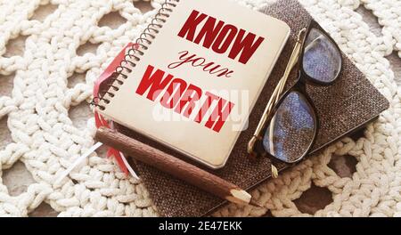 Kennen Sie Ihr Wortwert in einem Notizbuch mit Stift und Brille geschrieben. Geschäftskonzept. Stockfoto