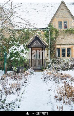 Cotswold Steinhütte im Dezember Schnee. Upper Slaughter, Cotswolds, Gloucestershire, England Stockfoto